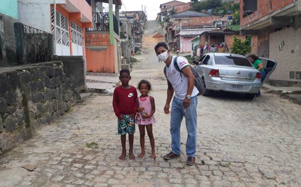 Camacã: Unidade de Saúde Luís Castro II antecipa a Páscoa distribuindo chocolates para as crianças